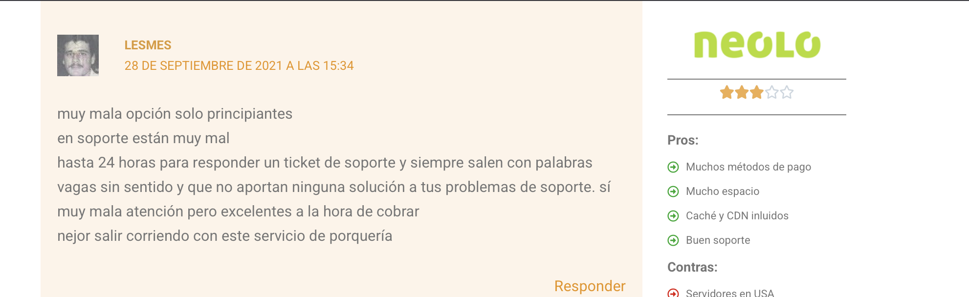 Captura de opiniones.hosting mostrando una reseña negativa de Neolo con una imagen de una figura pública como supuesto autor